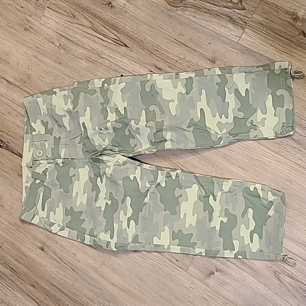Eddie Bauer Crop Camo Pants Size 2
